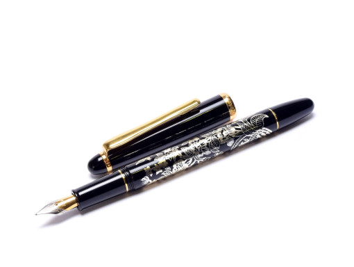 Rare 1980s Classic Modern Reform Black Resin & Gold Flower Motif Gold Two Tone M Nib Fountain Pen - One of the Last Reform Pens