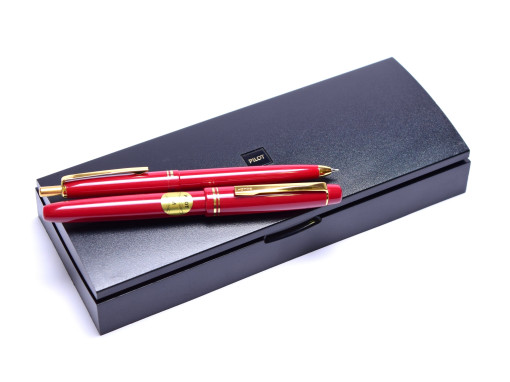 Pilot 78G Red Maroon & Gold Plated M Medium Nib Fountain Pen & 0,4MM Leads Mechanical Pencil Set in Box