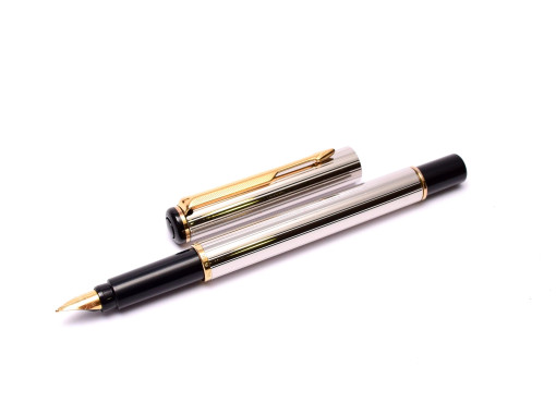 Vintage Parker Rialto F Fine Size Gold Plated Nib Cartridges/Converter Fountain Pen