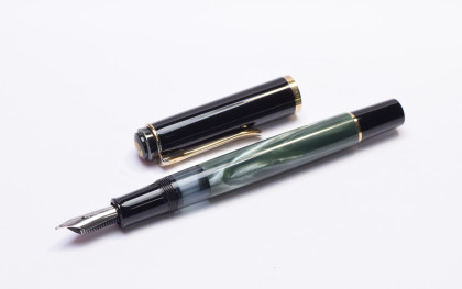 Early version 1998-2003 Vintage Pelikan M200 Black & Green Marble M Medium Nib Piston Fountain Pen
