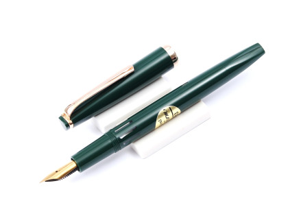  Reform 4383 Green Triangular Fountain Pen