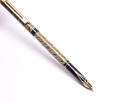 Sheaffer Targa 676s Slim 585 14K Gold M Medium Nib Guilloche Pattern Fountain Pen in Box