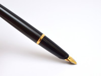 2000 Parker Ellipse Lacquer Black Resin Fountain Pen 18K 750 Gold M Medium Nib Made in France
