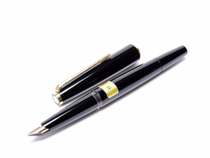 Vintage 1970s MONTBLANC No. 320 Black Resin 14K EF Nib Piston Fountain Pen