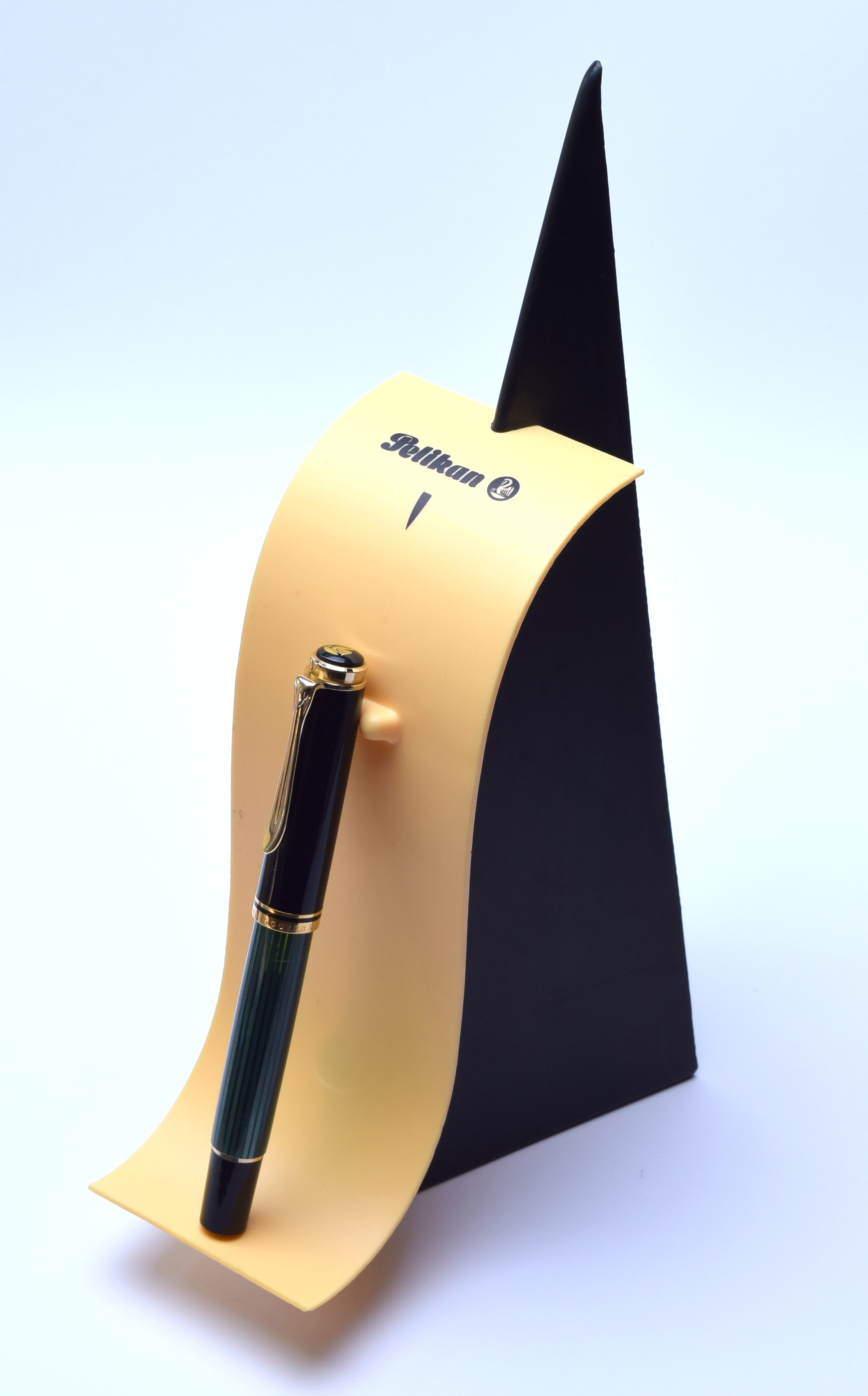 Pelikan pen stand clearance
