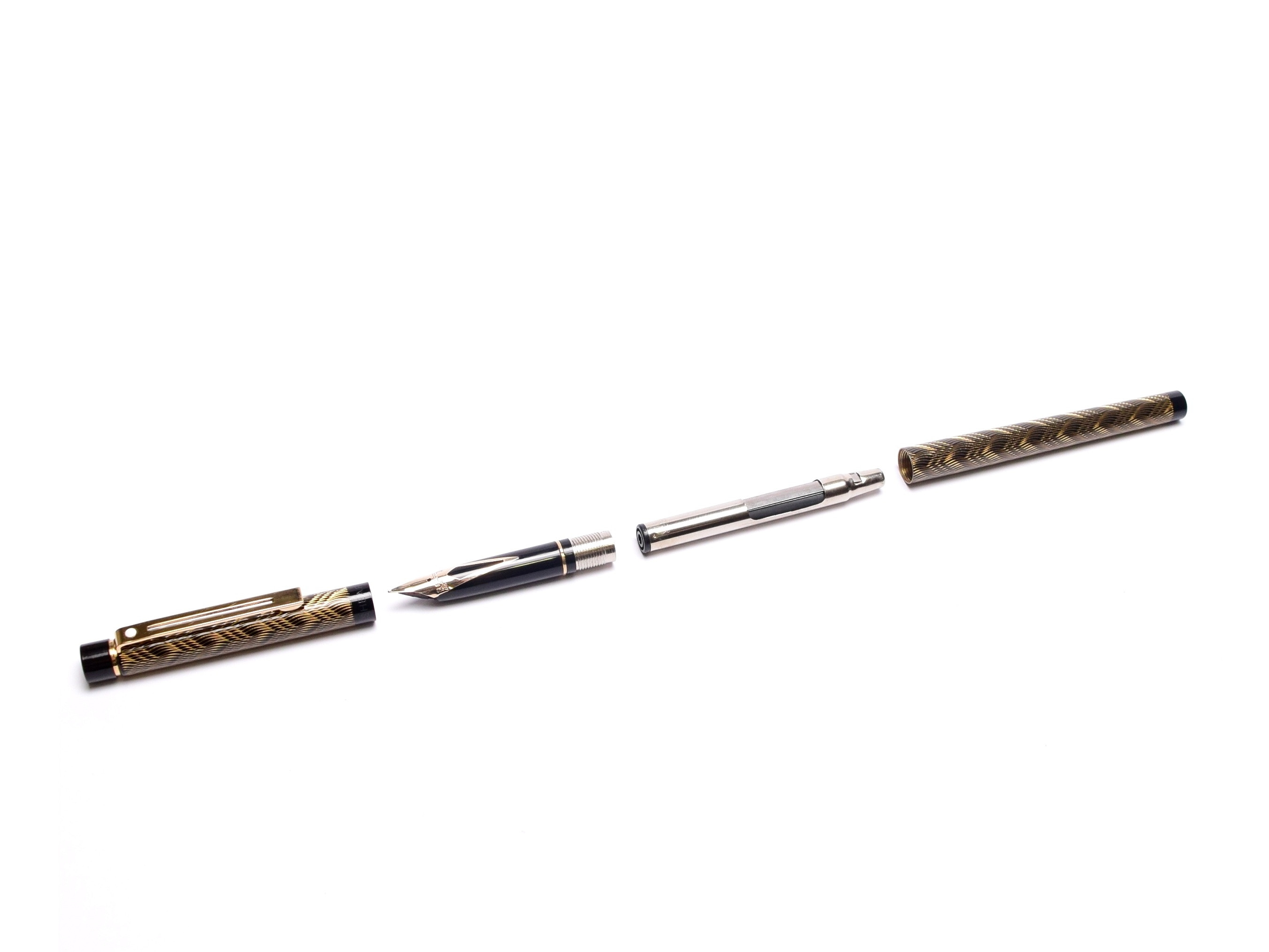 Sheaffer Targa 676s Slim 585 14K Gold M Medium Nib Guilloche