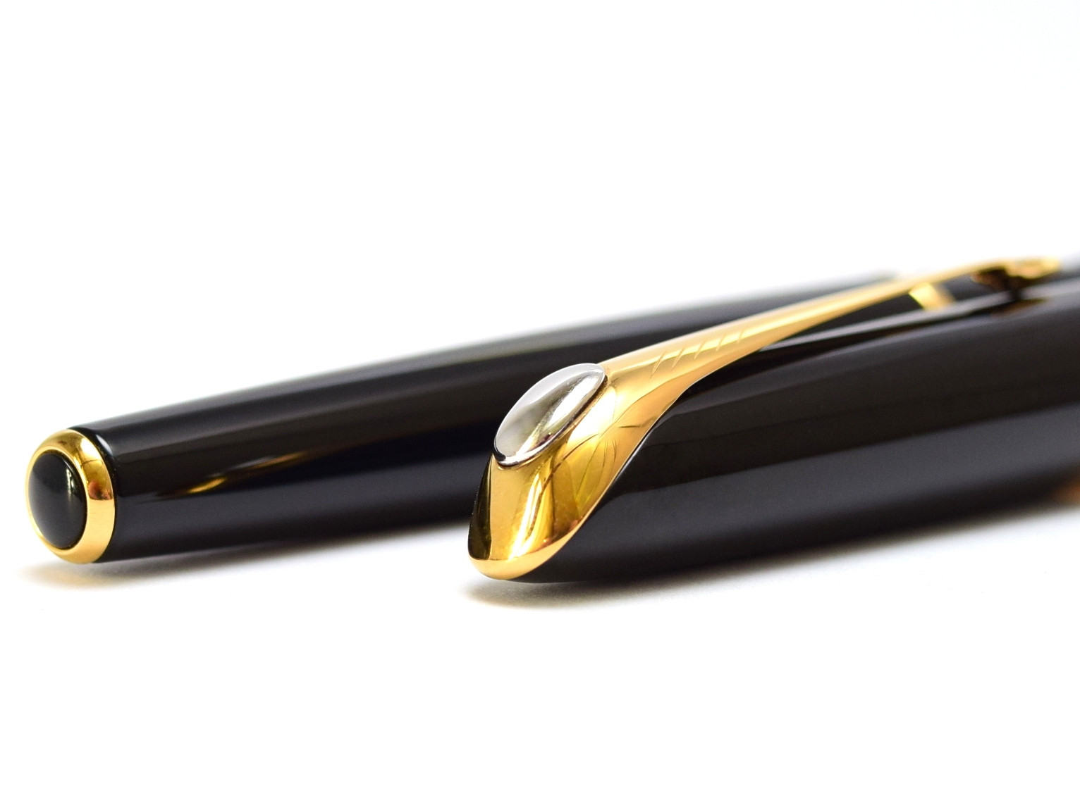 Massive 2000 Parker Ellipse Thick Lacquer and Black Resin Fountain