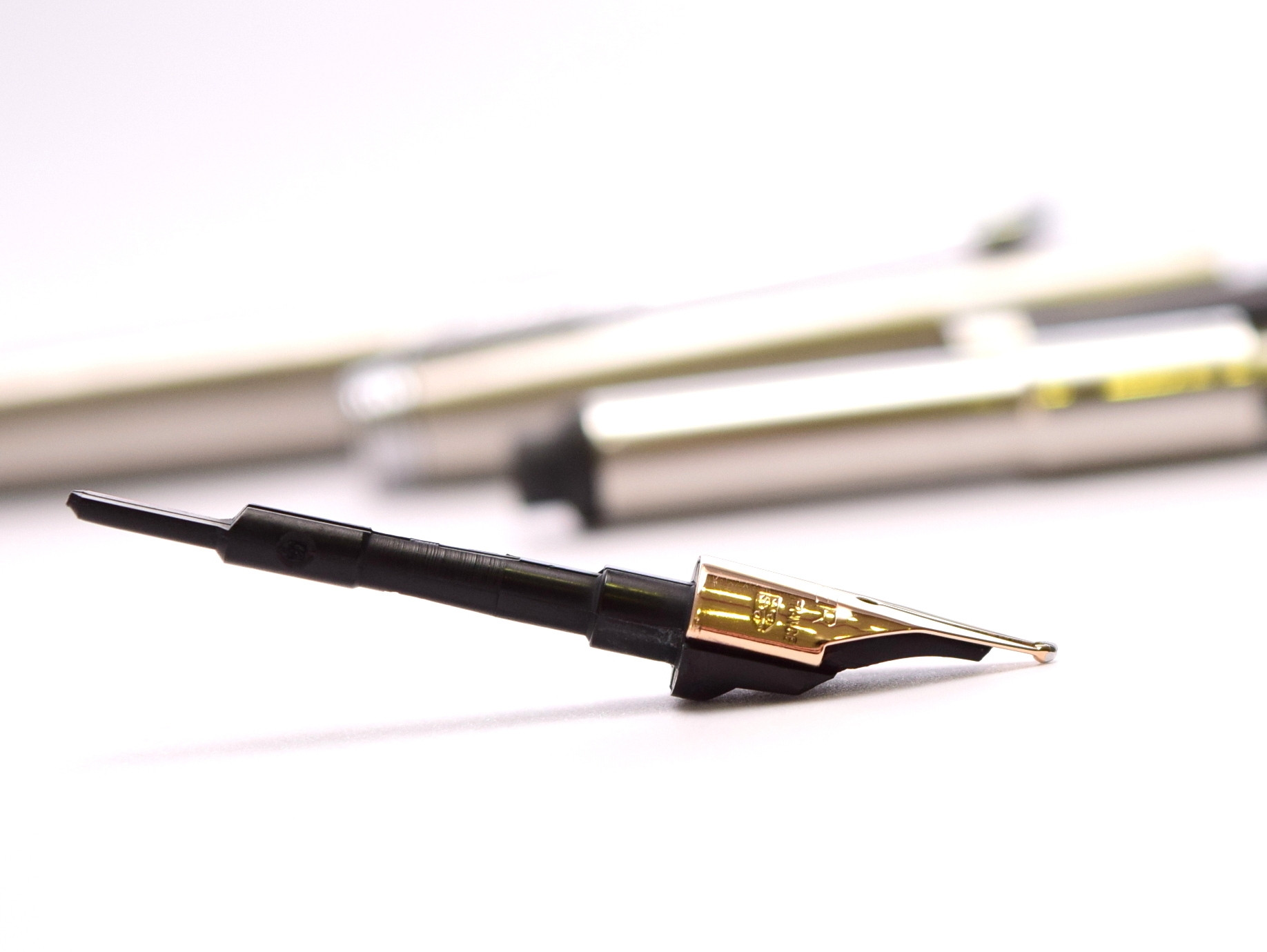 1982 PARKER 75 Made in France 14K Gold M Medium Soft Nib Brushed